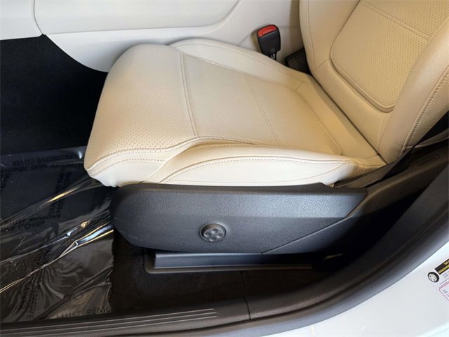 Used 2025 Mercedes-Benz GLC 300 4MATIC image 3