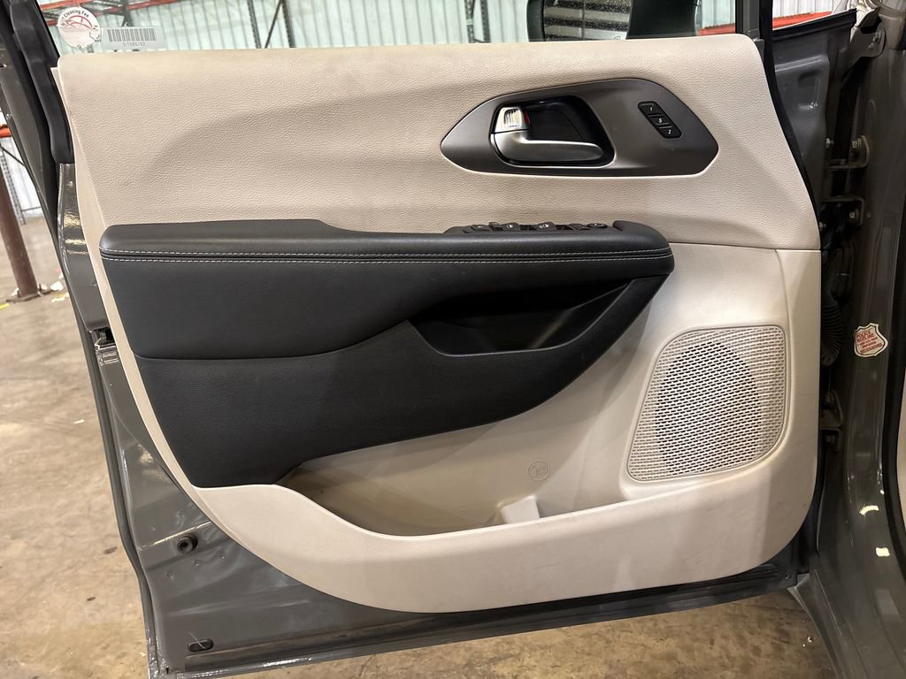 Used 2023 Chrysler Pacifica Touring-L image 10