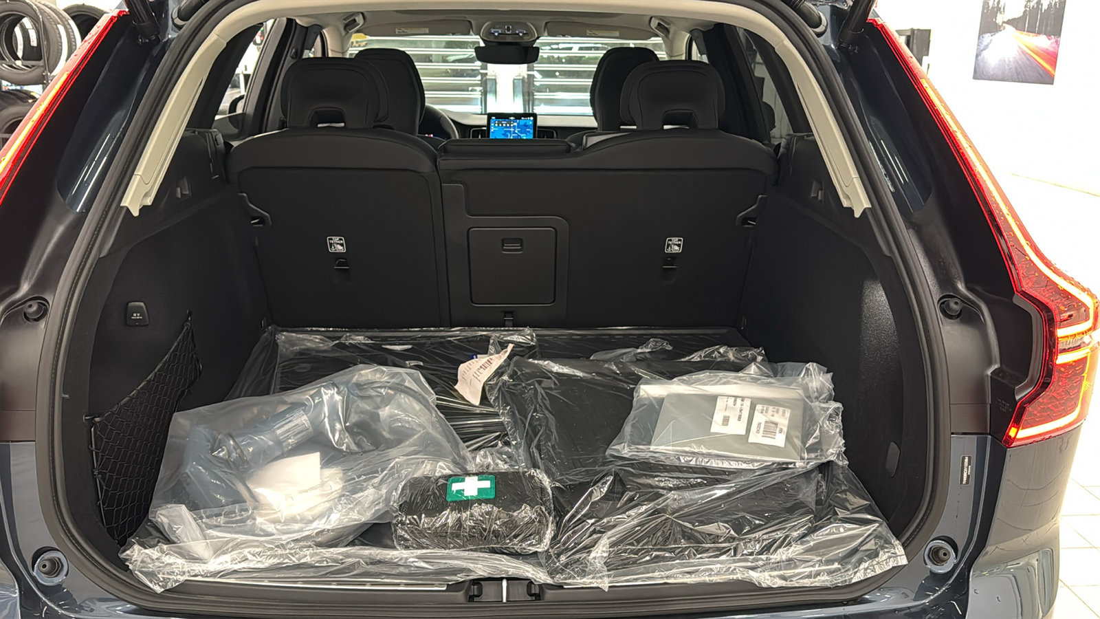 New 2027 Volvo XC60 T8 Plus AWD/4WD image 28