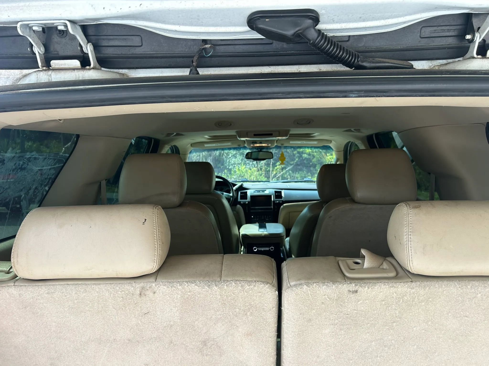 Used 2011 Cadillac Escalade Premium RWD image 10