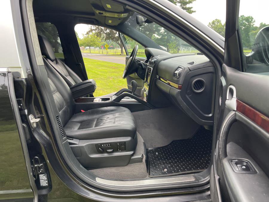 Used 2005 Porsche Cayenne Turbo image 32