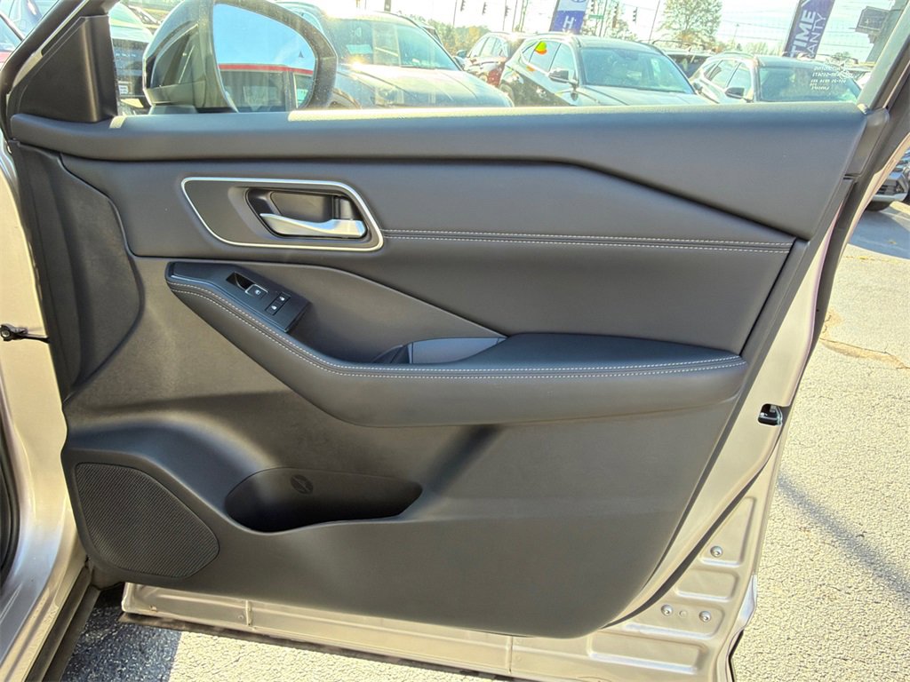 Used 2025 Nissan Rogue Platinum w/ Platinum Premium Package image 14