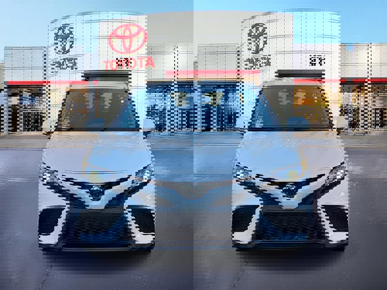 Used 2024 Toyota Camry SE image 2