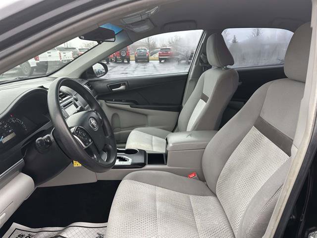 Used 2014 Toyota Camry L image 11