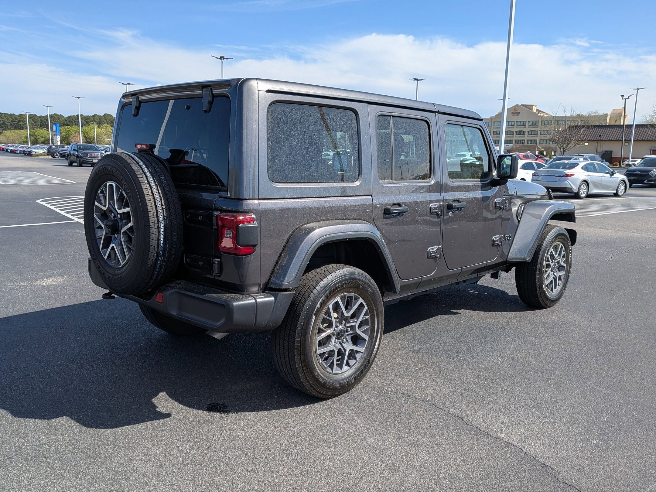 Used 2025 Jeep Wrangler Sahara AWD/4WD image 3