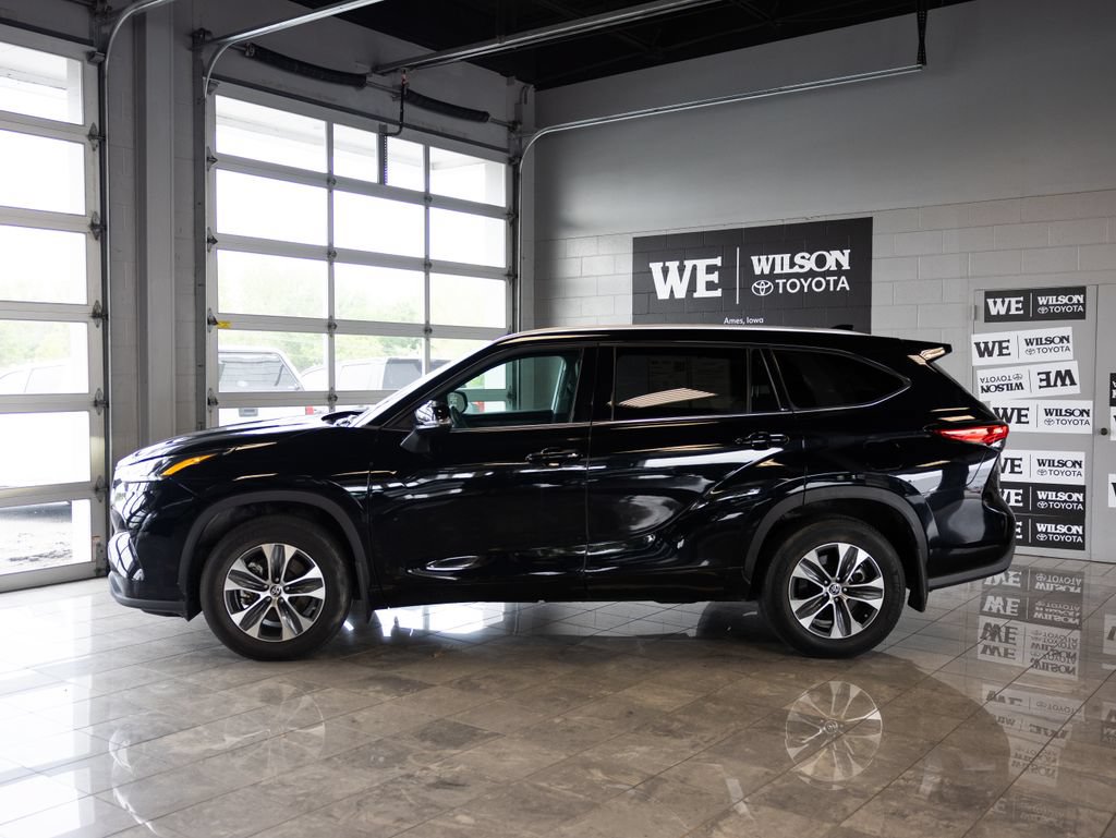Used 2022 Toyota Highlander XLE AWD/4WD image 1
