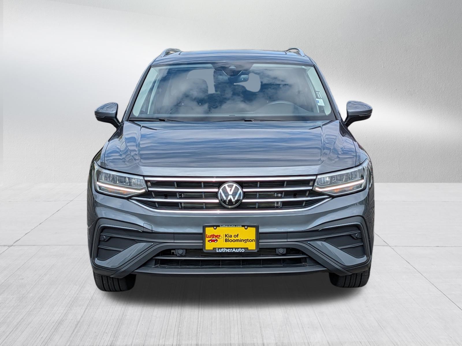 Used 2024 Volkswagen Tiguan SE w/ Panoramic Sunroof Package AWD/4WD image 2