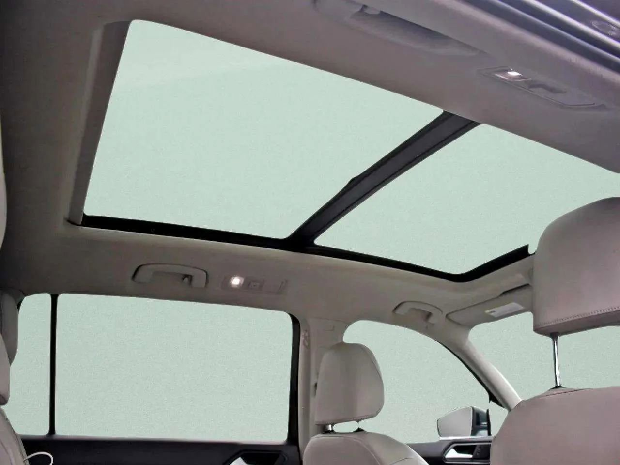 Used 2021 Volkswagen Tiguan SEL image 37