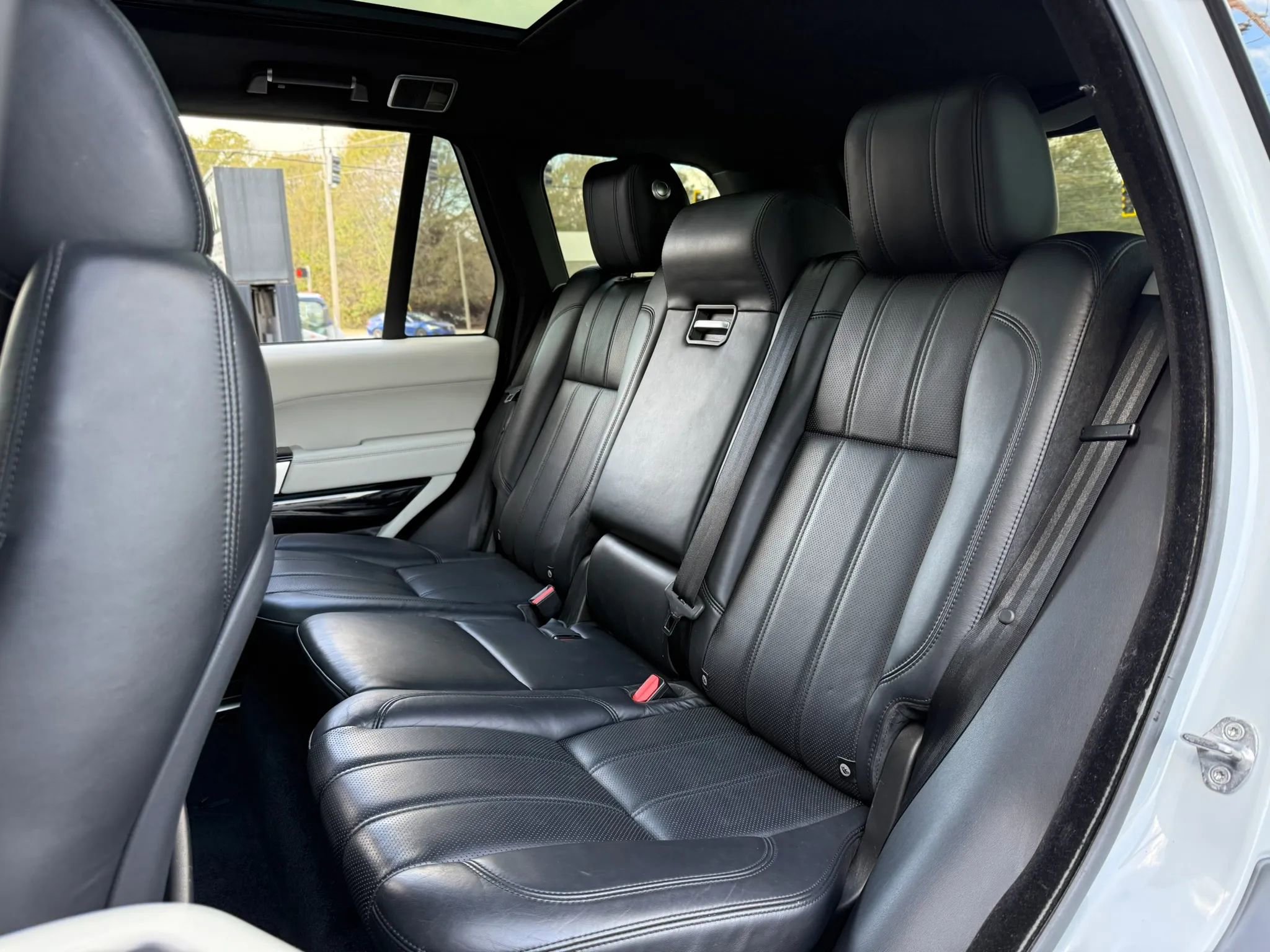 Used 2016 Land Rover Range Rover HSE image 26