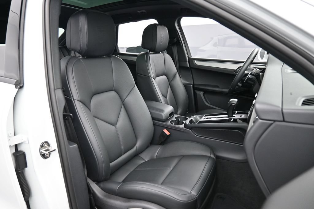 Certified 2026 Porsche Macan AWD/4WD image 30