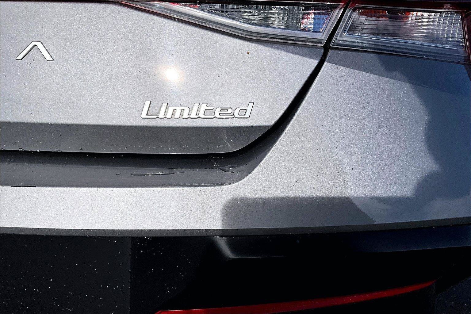 Used 2025 Hyundai Elantra Limited FWD image 18