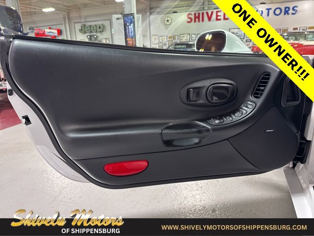 Used 2004 Chevrolet Corvette Coupe w/ Roof Package image 12