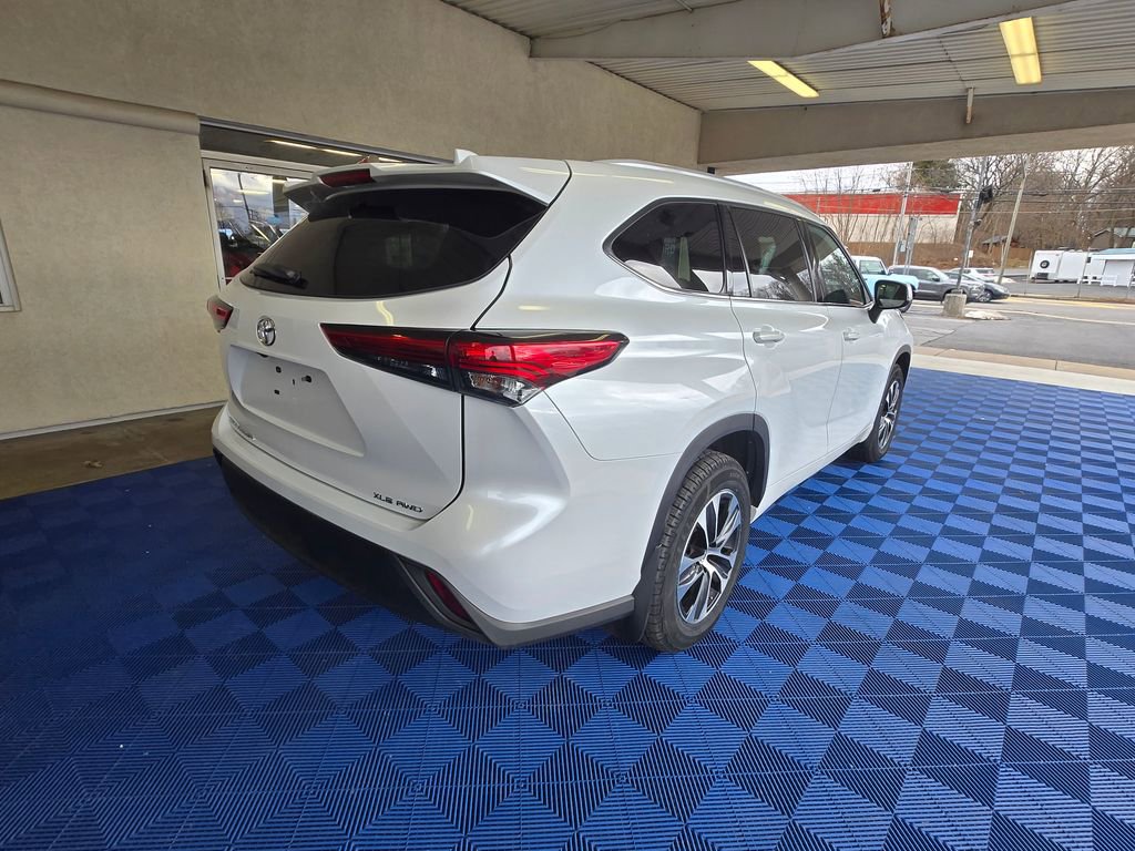 Used 2022 Toyota Highlander XLE image 6