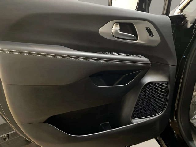 Used 2026 Chrysler Pacifica Limited FWD image 17