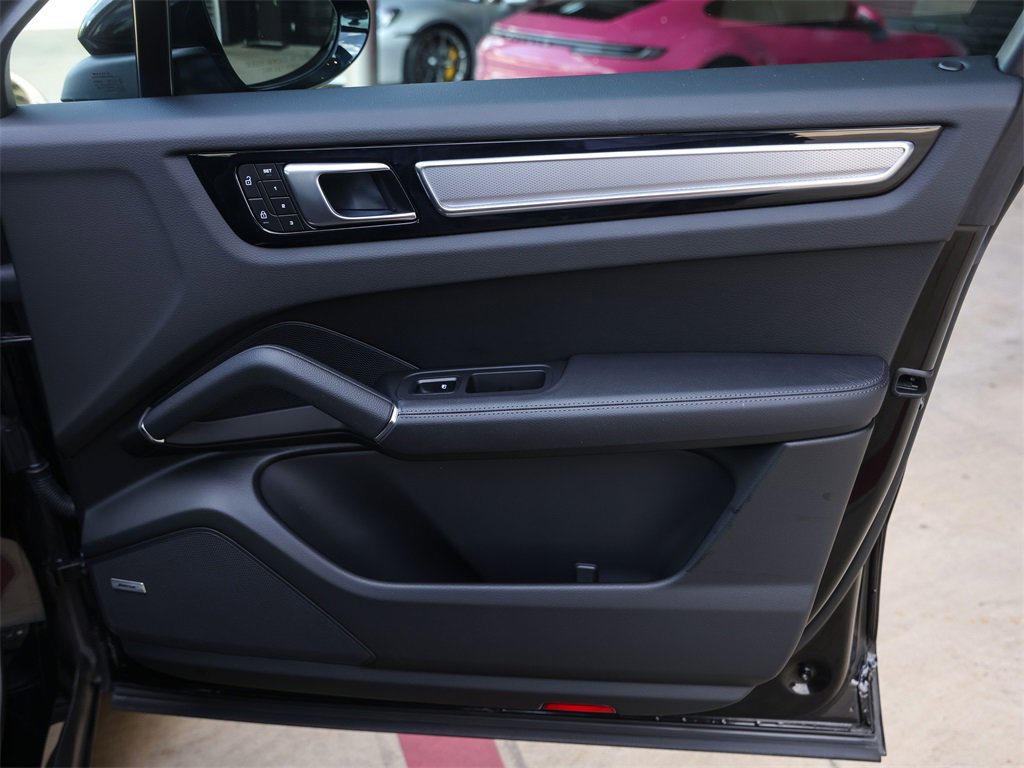 Certified 2023 Porsche Cayenne Platinum Edition image 39