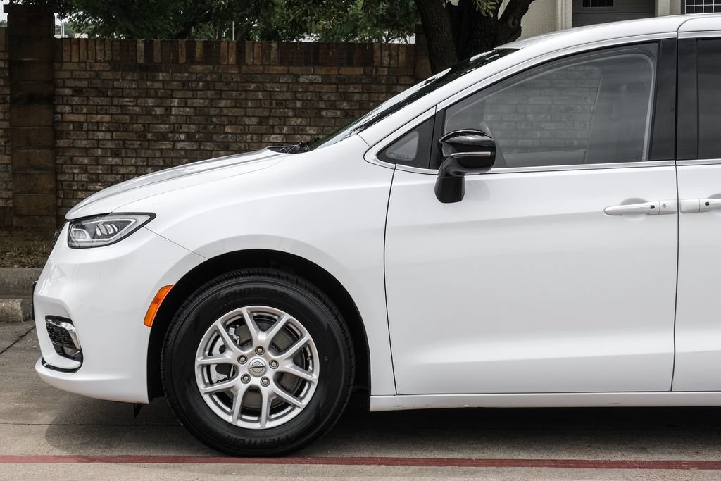 Used 2024 Chrysler Pacifica Touring-L FWD image 21