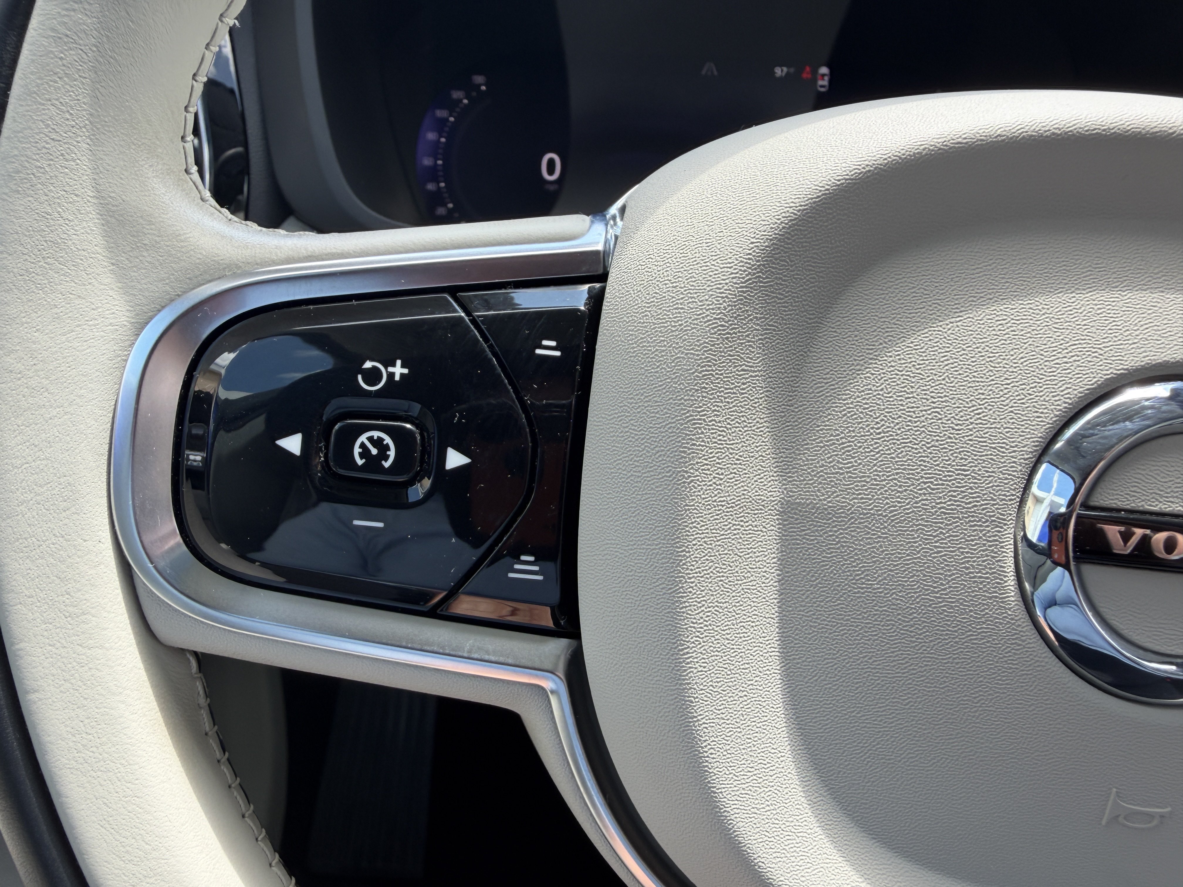 Certified 2024 Volvo XC60 B5 Plus w/ Protection Package Premier AWD/4WD image 29