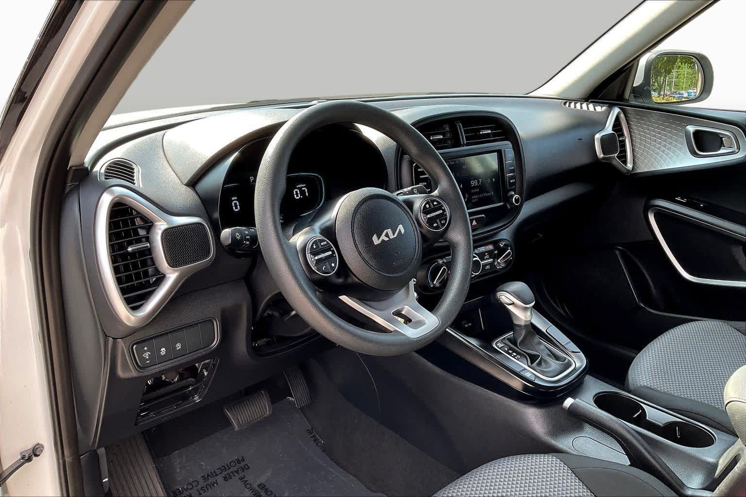 Used 2025 Kia Soul LX w/ LX Technology Package FWD image 17