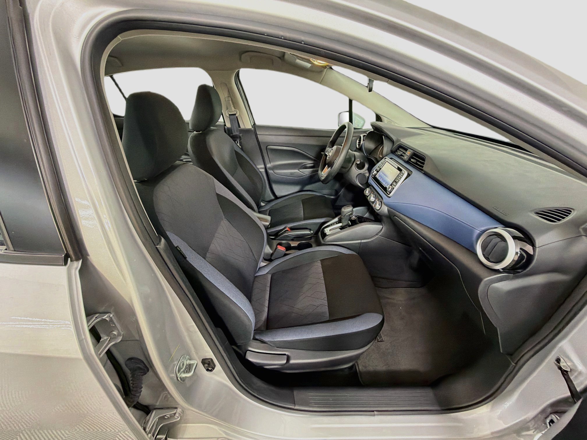 Used 2025 Nissan Versa SV FWD image 31
