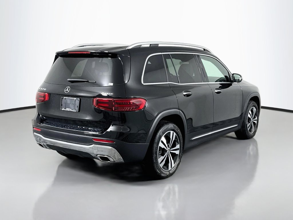 Used 2025 Mercedes-Benz GLB 250 4MATIC w/ Winter Package image 7