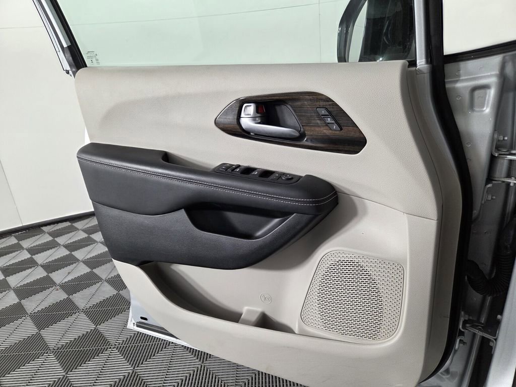 Certified 2024 Chrysler Pacifica Limited image 20