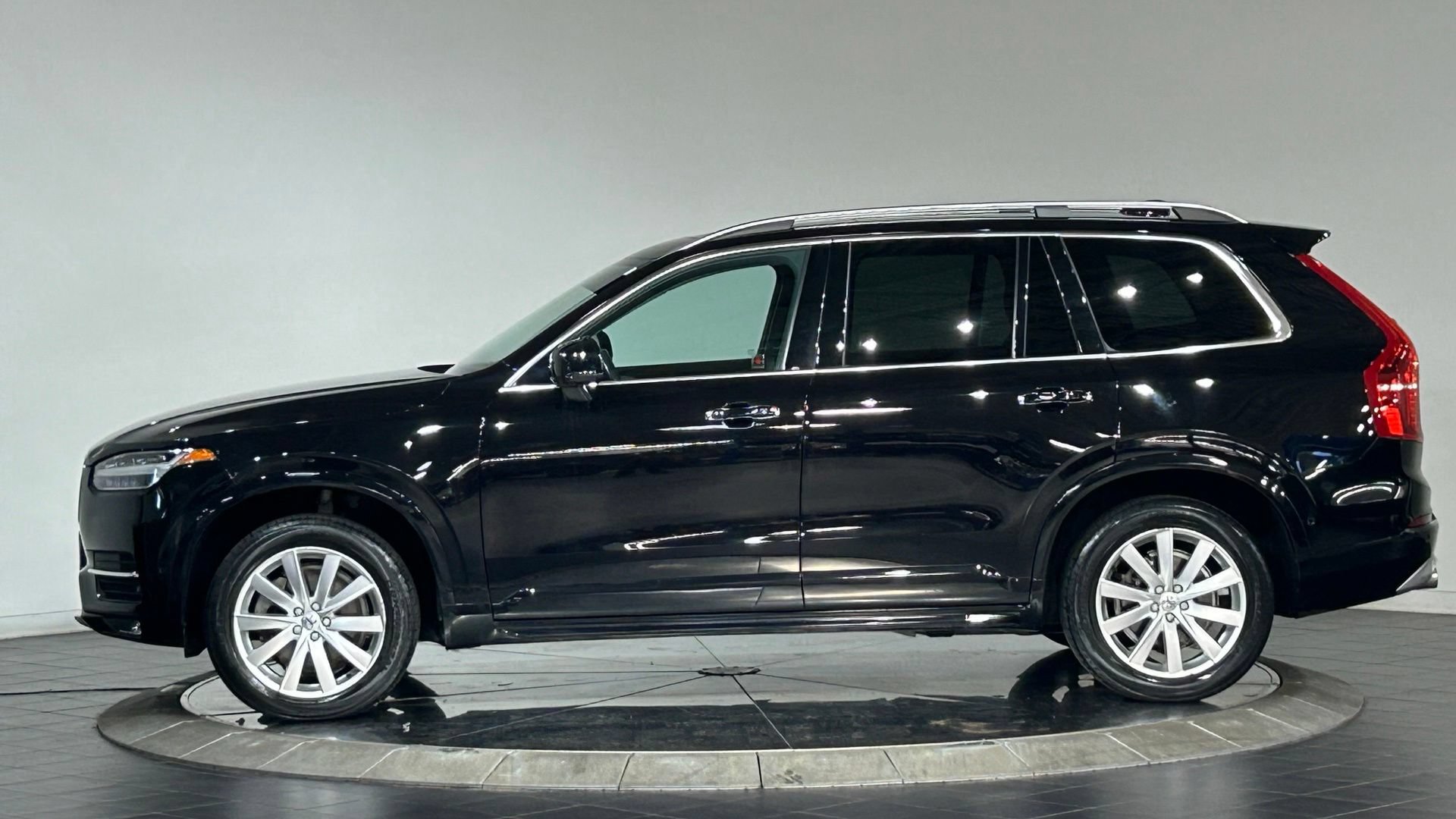 Used 2018 Volvo XC90 T5 Momentum w/ Convenience Package AWD/4WD image 6