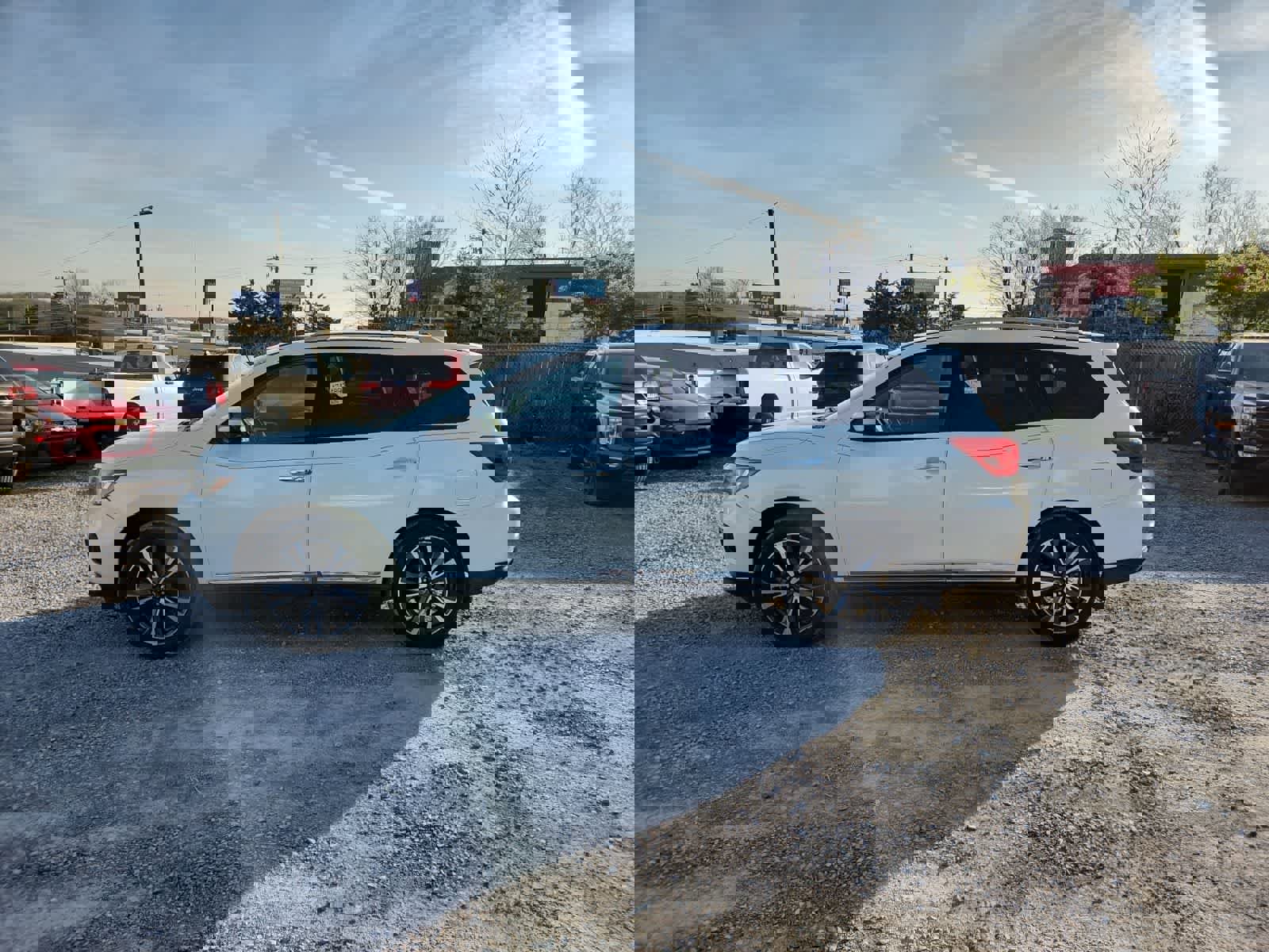 Used 2019 Nissan Pathfinder Platinum image 2