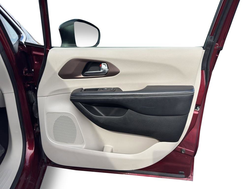 Used 2022 Chrysler Voyager LX image 14