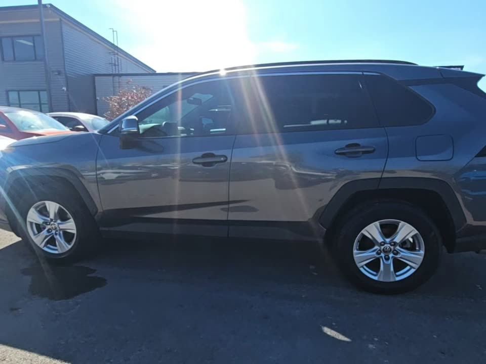 Used 2021 Toyota RAV4 XLE w/ Convenience Package image 4