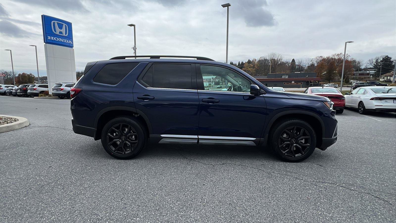 New 2025 Honda Pilot Touring image 3