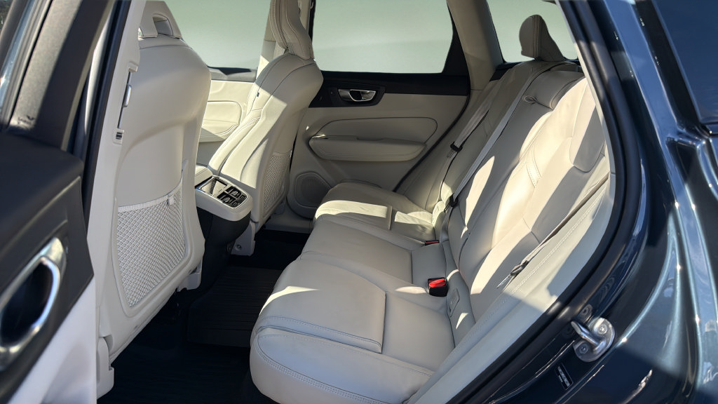 Used 2025 Volvo XC60 B5 Ultra w/ Protection Package Premier AWD/4WD image 16
