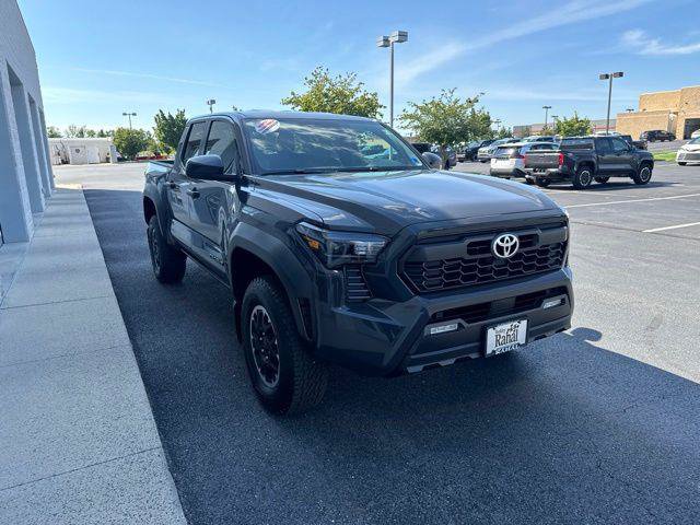 Certified 2025 Toyota Tacoma TRD Off-Road AWD/4WD image 3