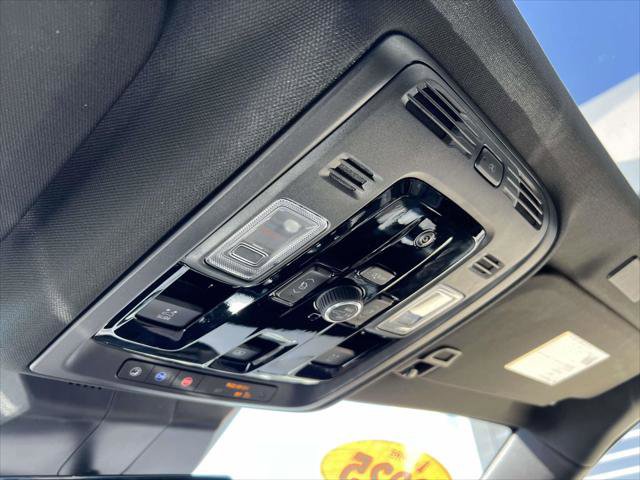 Used 2025 Cadillac Escalade ESV Premium Luxury image 35