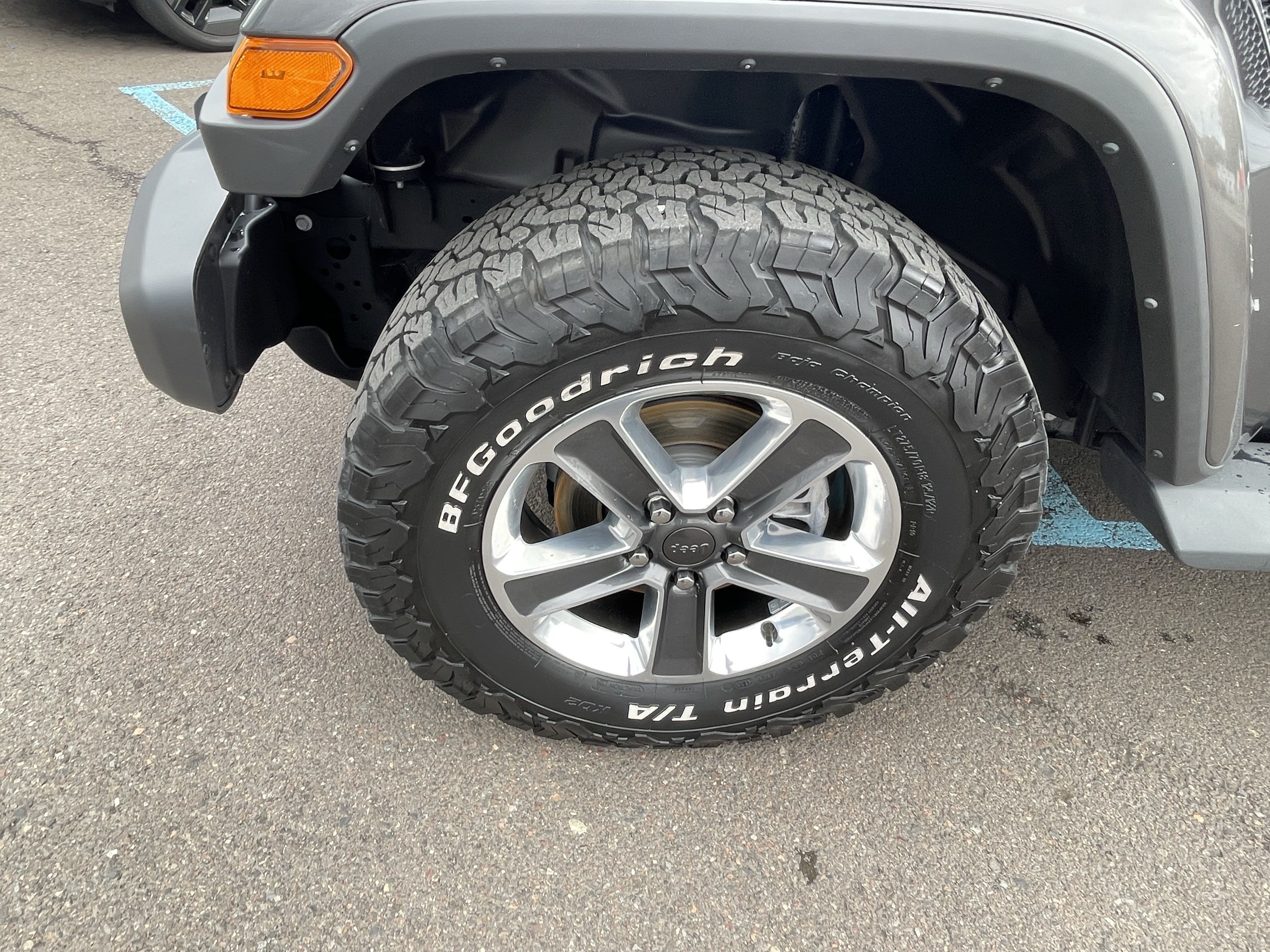 Used 2022 Jeep Wrangler Unlimited Sahara w/ LED Lighting Group AWD/4WD image 9