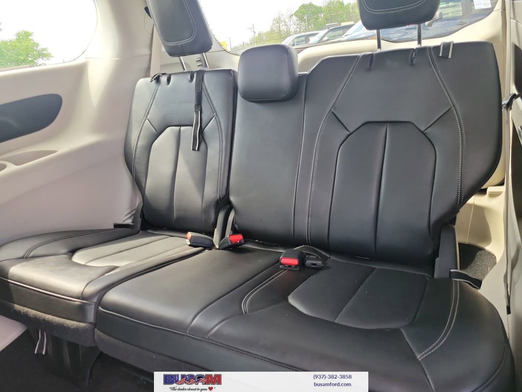 Used 2023 Chrysler Pacifica Touring-L FWD image 11