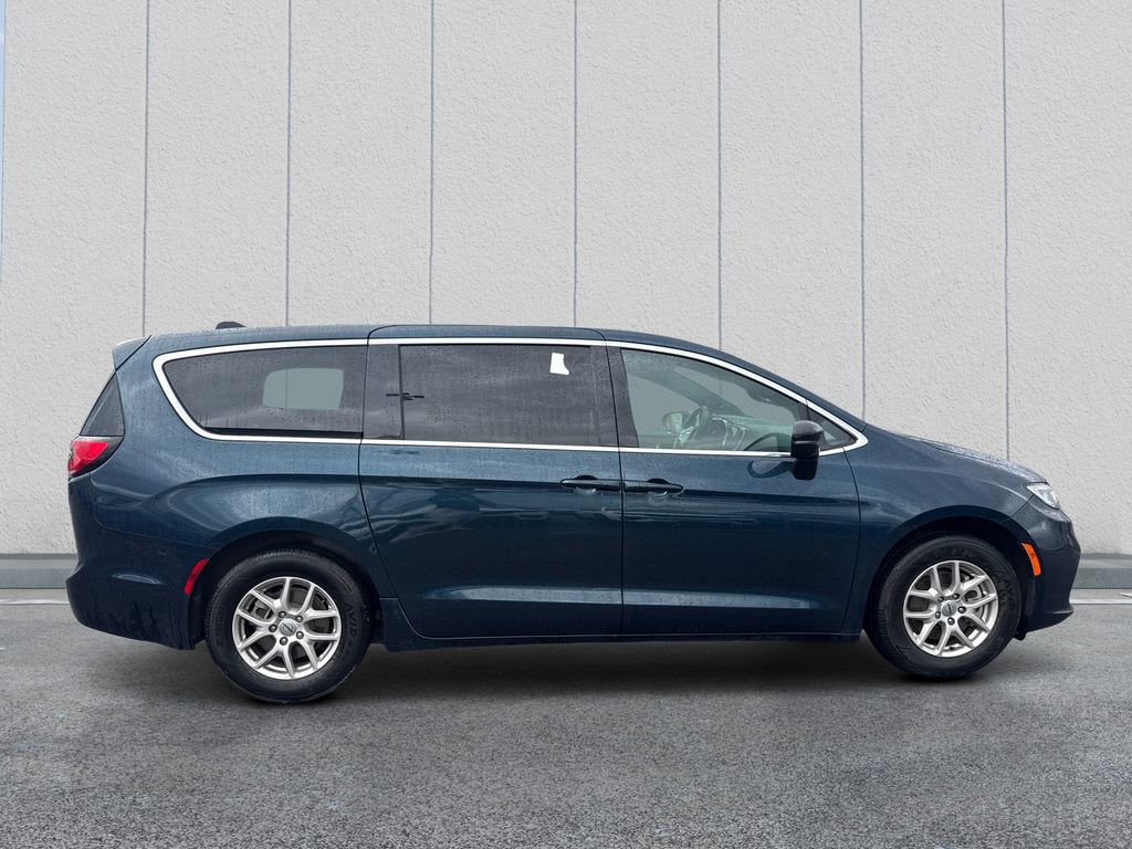 Used 2025 Chrysler Pacifica Select FWD image 8