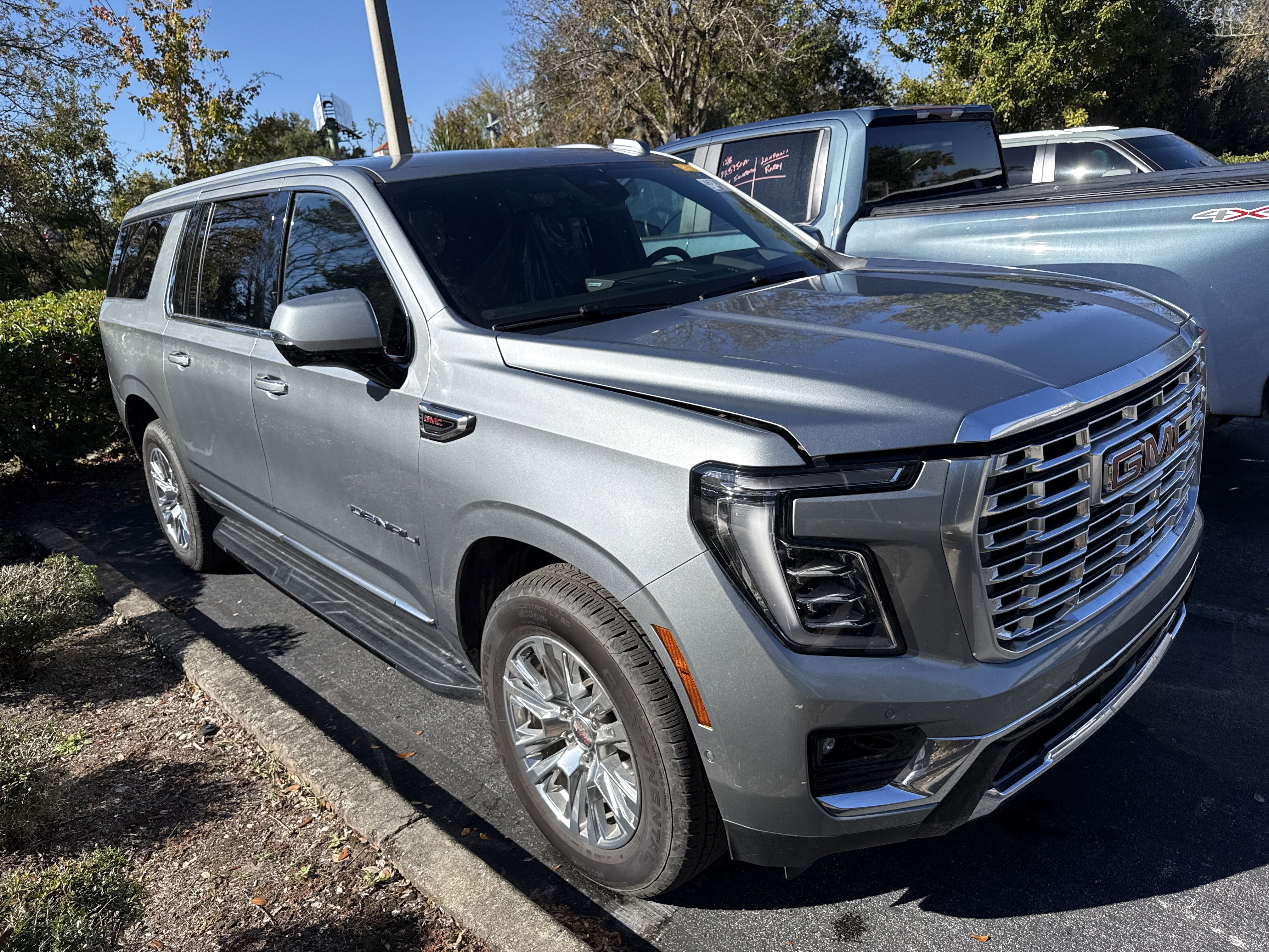 Used 2025 GMC Yukon XL Denali image 2