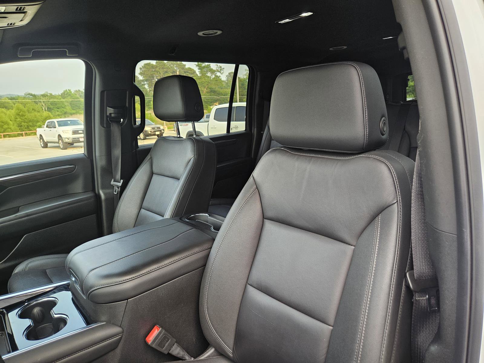 Used 2025 Chevrolet Suburban LT RWD image 12