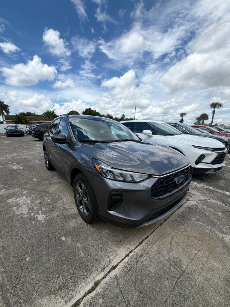 Used 2025 Ford Escape ST-Line AWD/4WD image 3