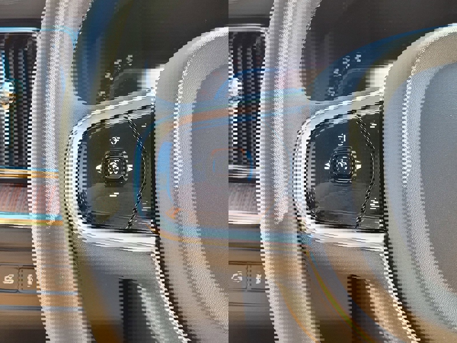 Certified 2024 Volvo XC60 T8 Ultimate w/ Protection Package Premier image 19