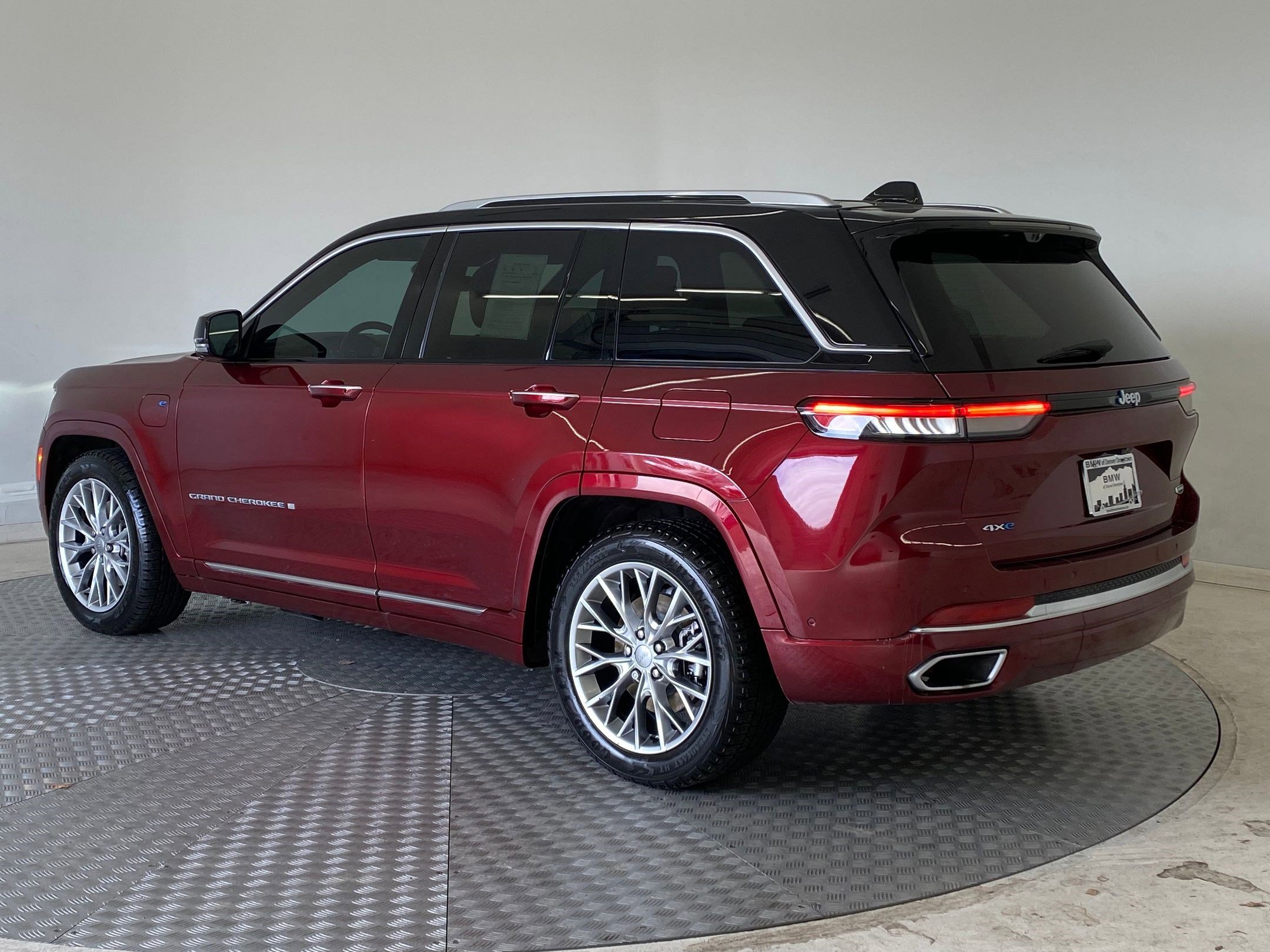 Used 2023 Jeep Grand Cherokee Summit w/ Advanced Protech Group IV image 3