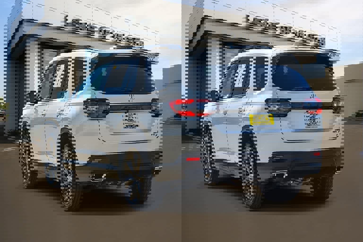 Used 2025 Honda Pilot Sport image 2