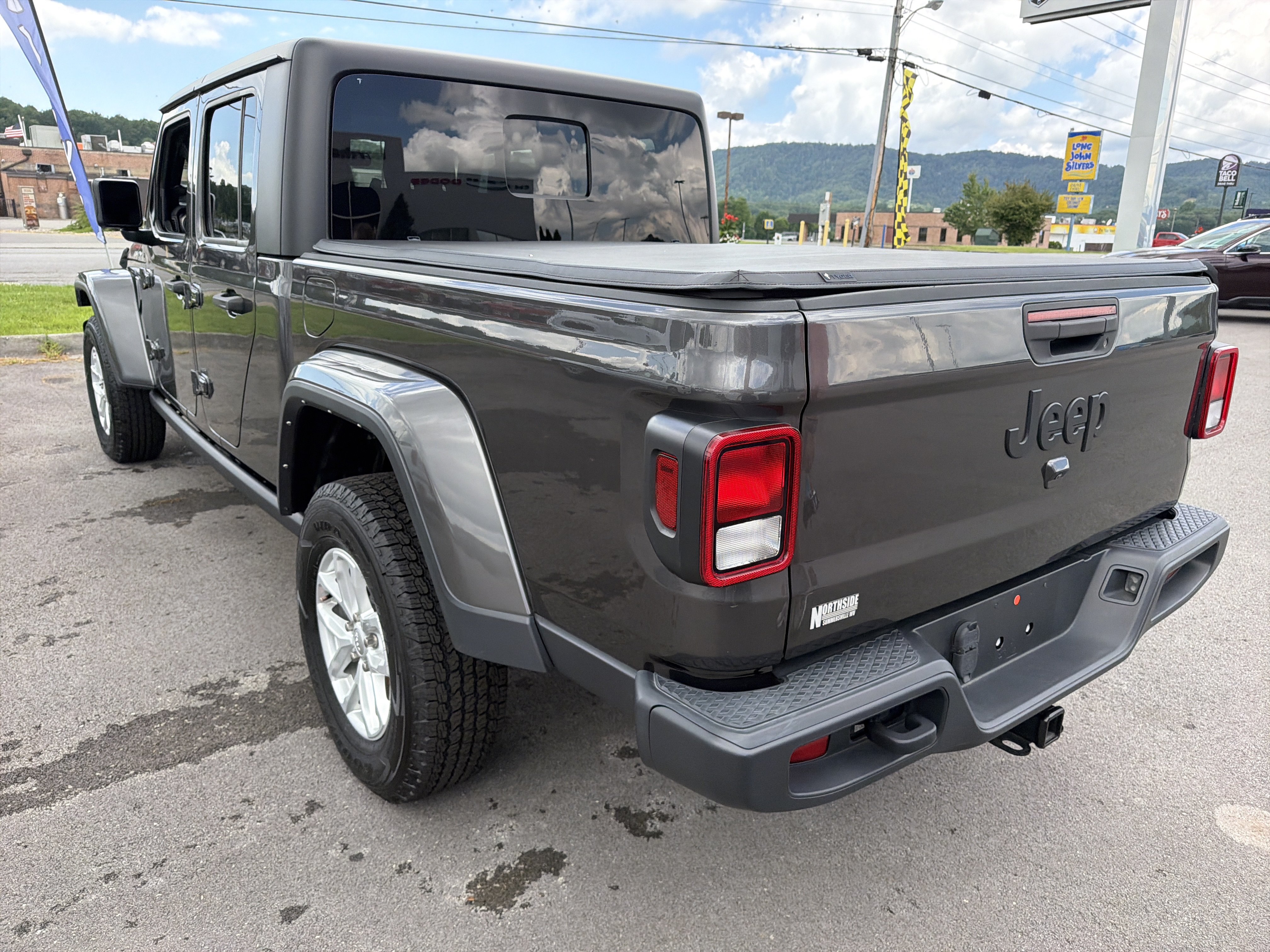 Used 2023 Jeep Gladiator Sport AWD/4WD image 10