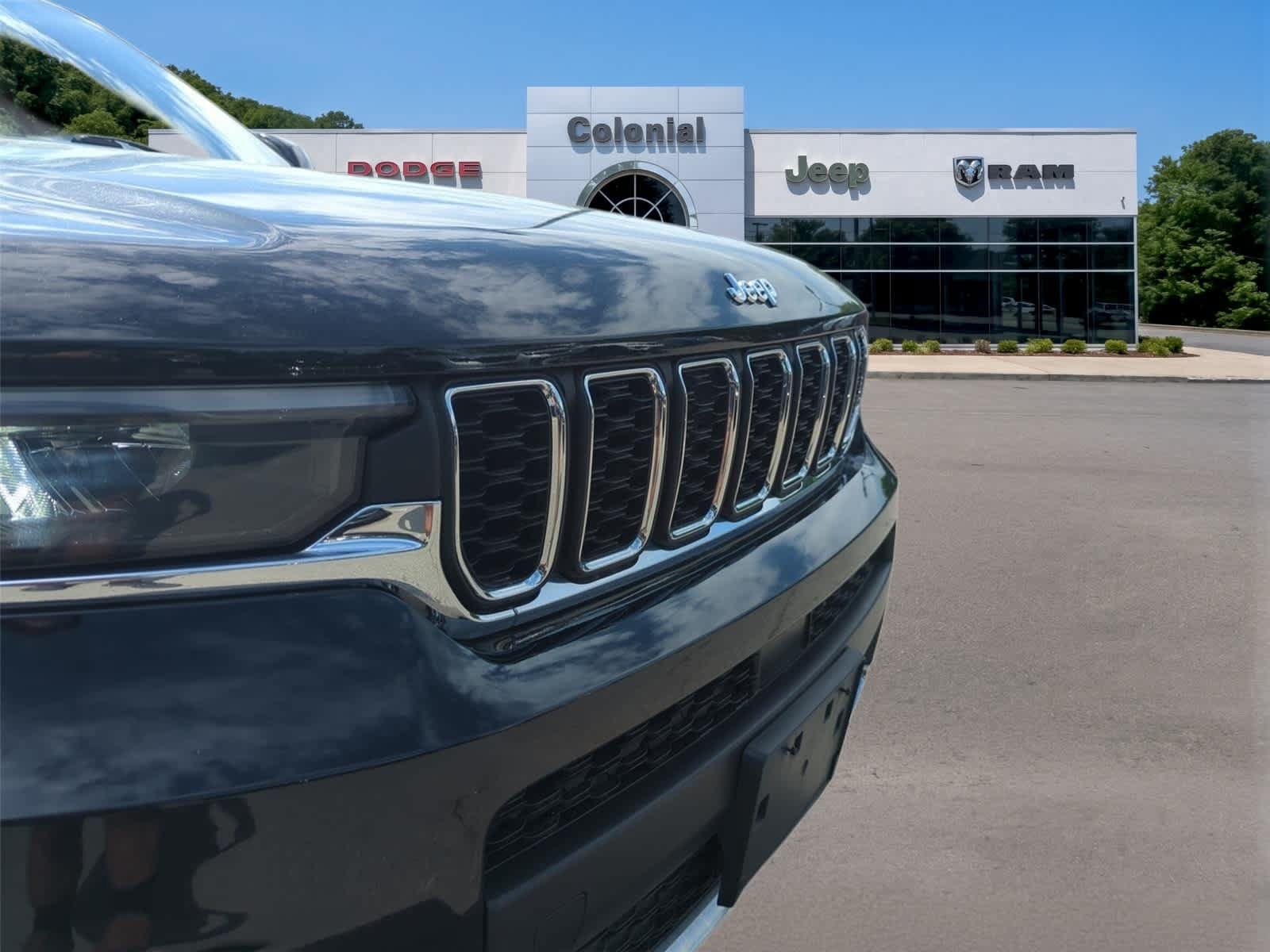 Used 2023 Jeep Grand Cherokee L Laredo AWD/4WD image 9