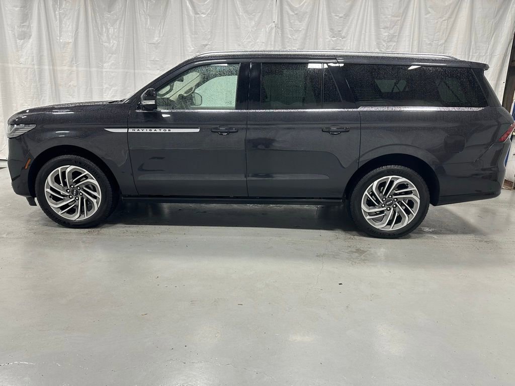 Used 2025 Lincoln Navigator L Reserve image 4