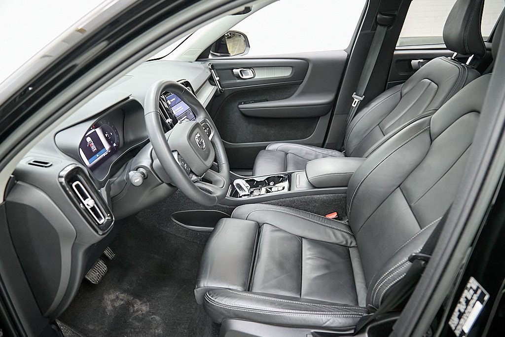 Certified 2023 Volvo XC40 B5 Plus image 18