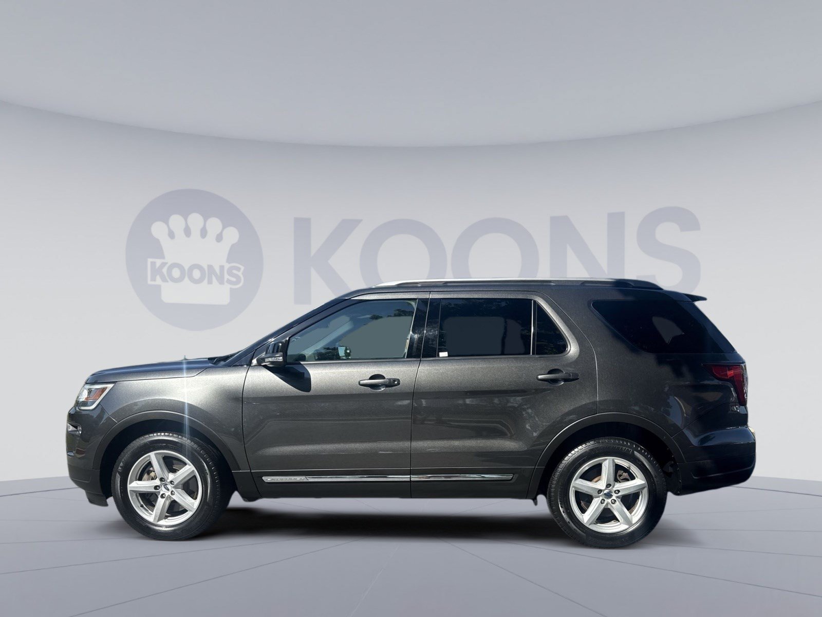 Used 2018 Ford Explorer XLT w/ Equipment Group 201A FWD image 2