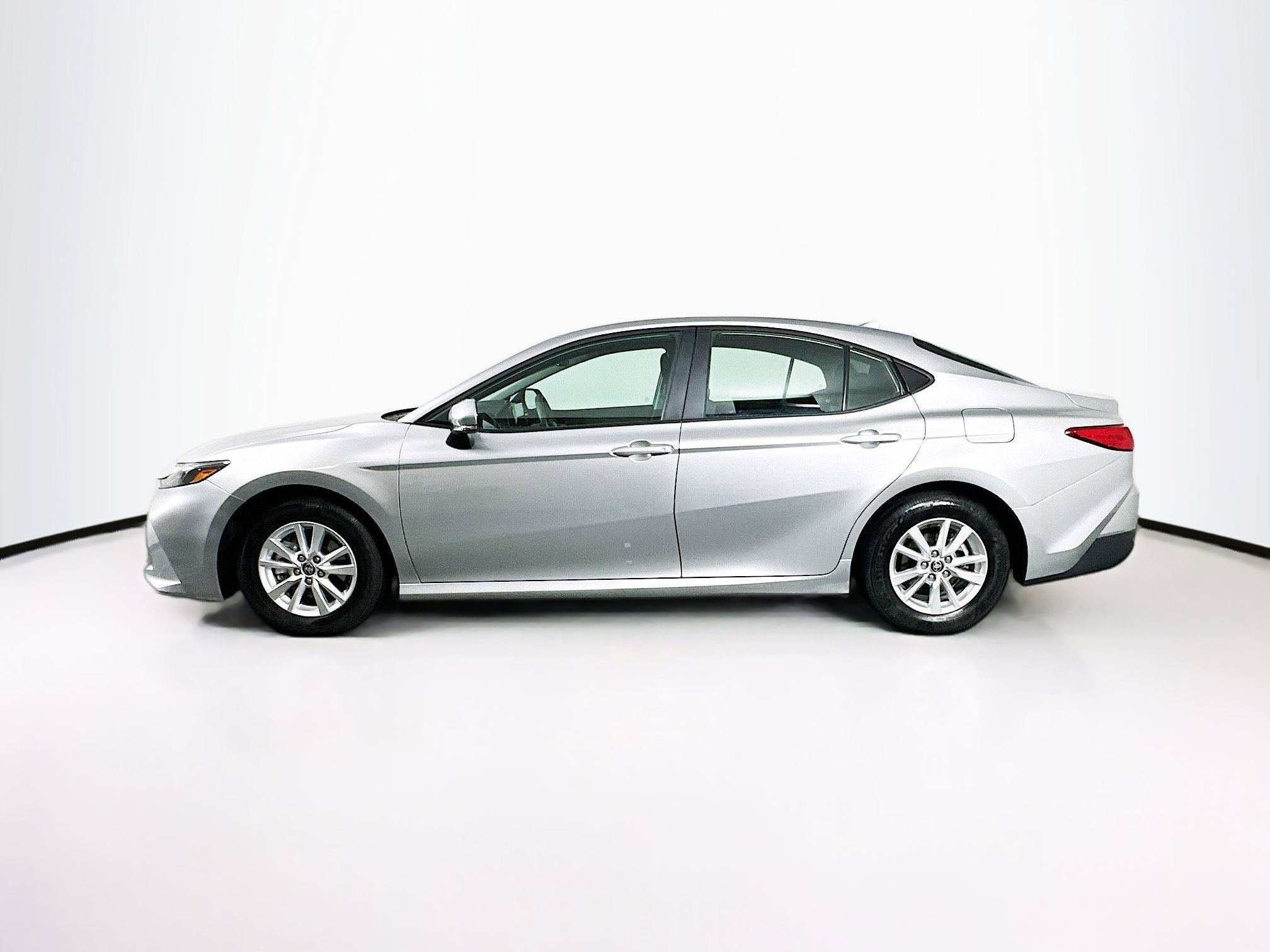 Used 2025 Toyota Camry LE image 4