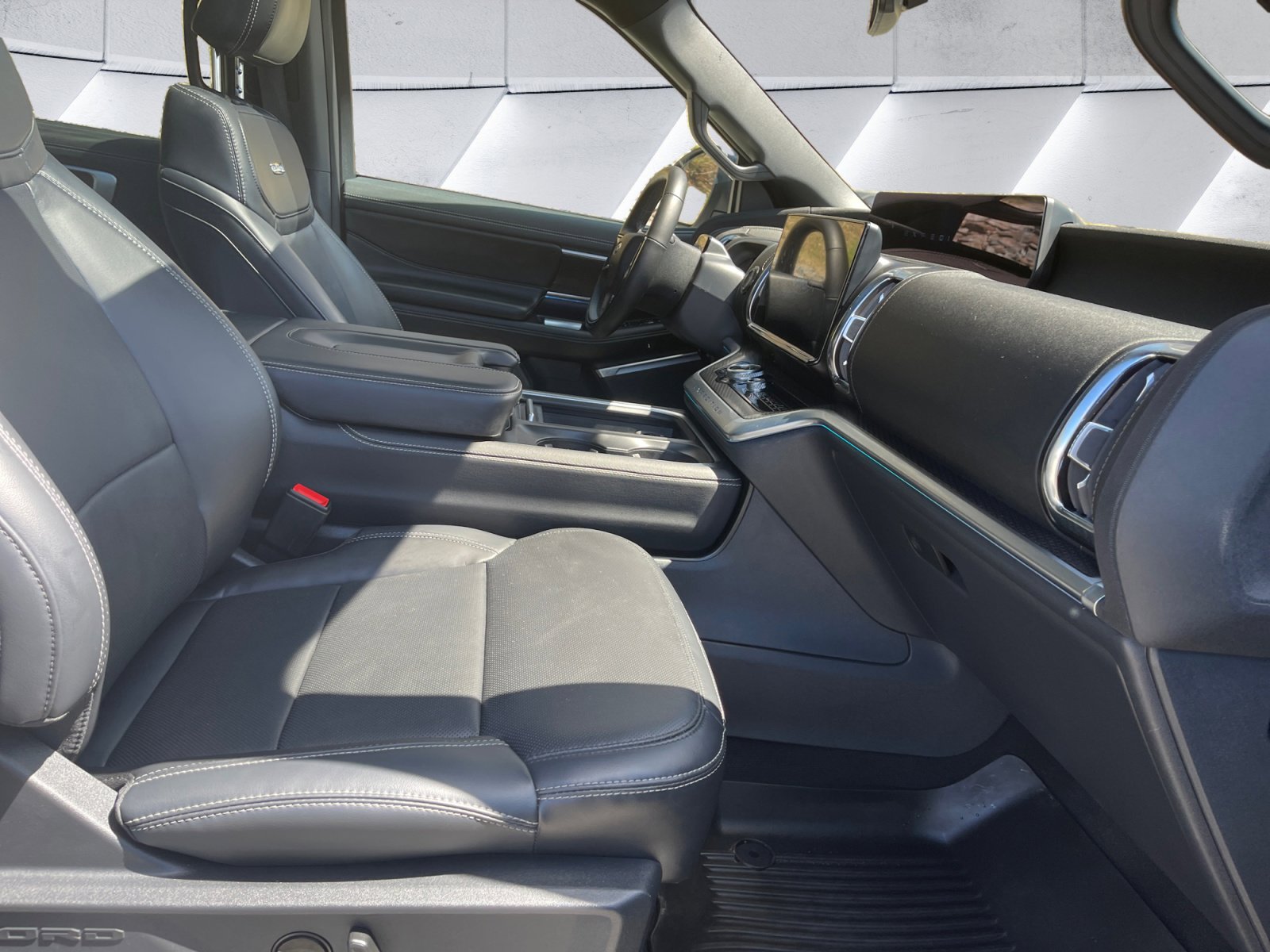 Used 2025 Ford Expedition Platinum w/ Stealth Performance Package AWD/4WD image 16