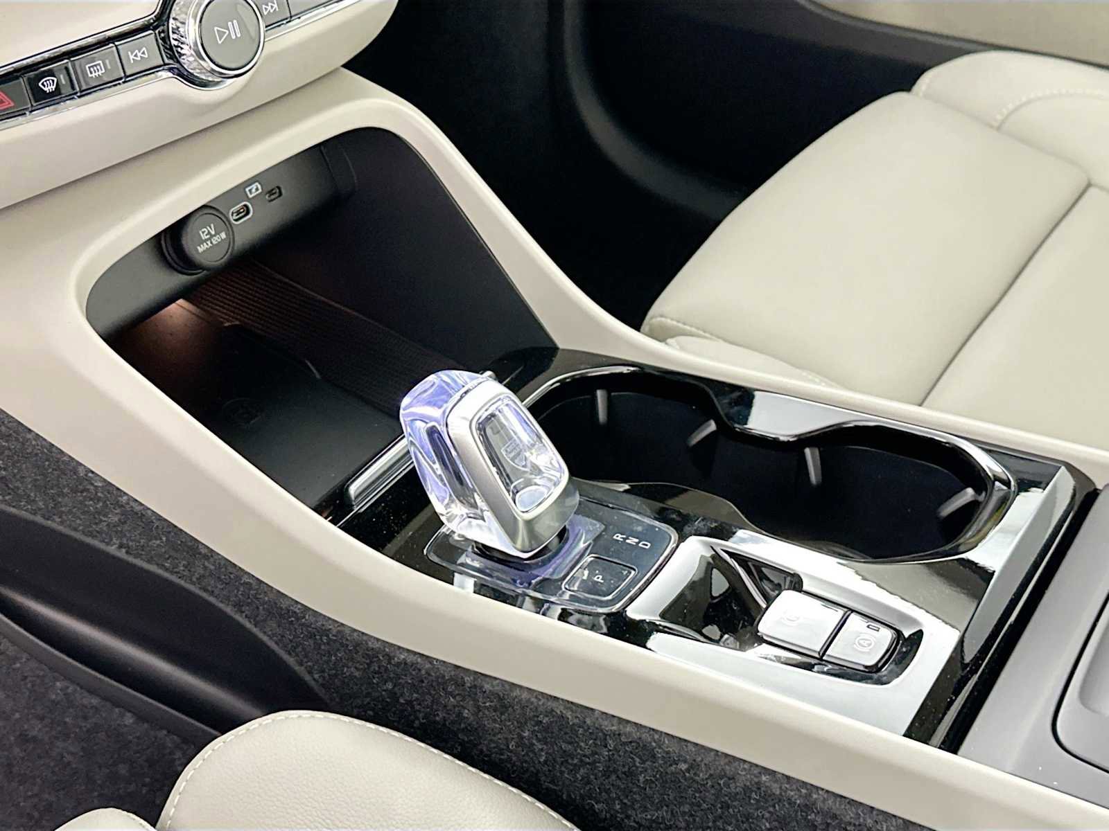 Certified 2025 Volvo XC40 B5 Plus w/ Protection Package Premier image 15